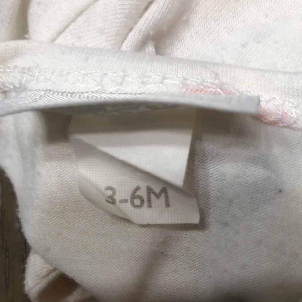 Super adorable 3-6 month bodysuit - Picture 4 of 4